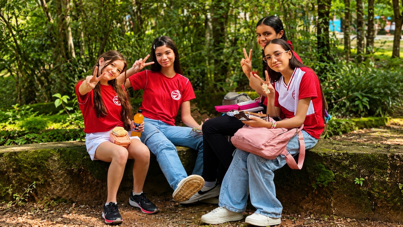 Alunos do Colégio Fênix em atividade escolar